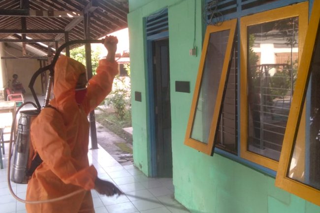 Penyemprotan desinfektan sebagai pengganti apel pagi di Kec. Wonosari, 14 Juni 2021