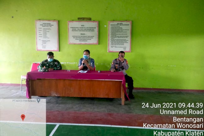 Rakor bersama Forkompimcam bersama Kepala Desa, Kepala Instansi dan Tokoh Agama (MUI, NU, Muhammadiyah, MTA, LDII, Perwakilan Umat Kristen dan Katholik) terkait Covid-19 dalam Pembentukan Relawan Covid-19 di Balai Desa Bentangan, 24 Juni 2021