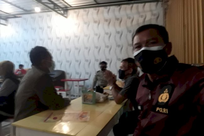 Tanggal 22 Juni 2021 malam sekitar jam 20 30 Camat Wonosari bersama Kapolsek (Forkompimcam) dan Kepala Desa Tegalgondo mendatangi Angkringan krn ada karaoke yg melebihi batas waktu. Karaoke tsbt sifatnya utk menarik pembeli dan pemilik sanggup utk mentaati ketentuan PPKM Mikro