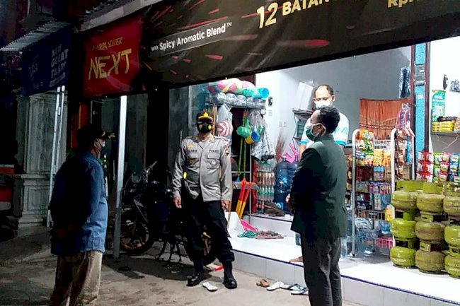 Camat Wonosari bersama Forkompimcam Melakukan Apel Malam Penegakkan S.E BUPATI di Kec. Wonosari di lanjutkan Monitoring seluruh kegiatan usaha (pasar modern, pasar tradisional, Toko2, warung, dll) WAJIB menutup usahanya pada PUKUL 21.00 WIB, 26 Juni 2021