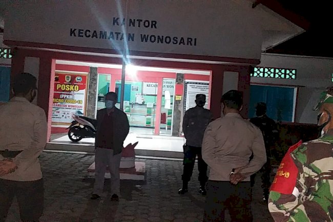 Camat Wonosari dan Forkompimcam Melakukan Penutupan/pembubaran tempat usaha dalam rangka penegakkan PPKM Darurat di Kec. Wonosari(Penutupan HIK Teloyo, seblak  desa Bulan,nasgor BRI Bulan,HIK Tggondo, Wedangan Jojo Tggondo,soto pasar Tegalgondo,wr. lamongan, 3 jul 21