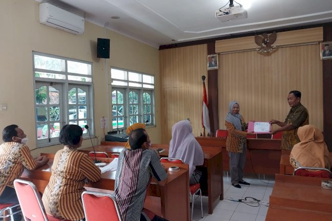 Penyerahan Penghargaan ASN Paling Disiplin Tahun 2022 Kec Wonosari