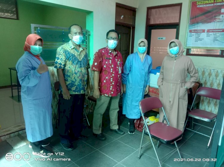 Monitoring pelaksanaan Vaksin di Desa Ngreden oleh Camat Wonosari, 22 Juni 2021