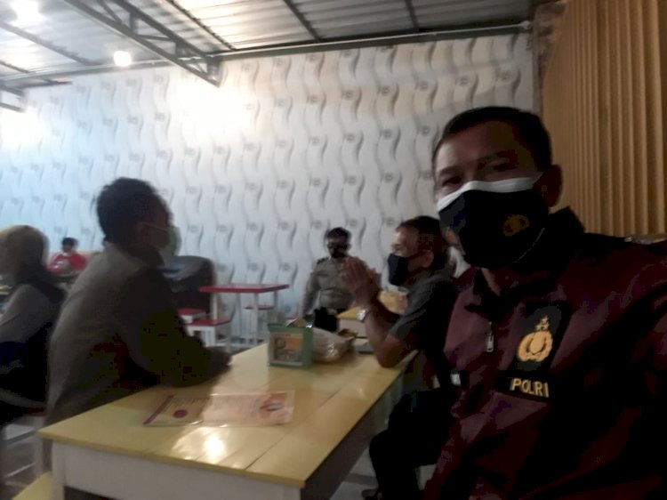 Tanggal 22 Juni 2021 malam sekitar jam 20 30 Camat Wonosari bersama Kapolsek (Forkompimcam) dan Kepala Desa Tegalgondo mendatangi Angkringan krn ada karaoke yg melebihi batas waktu. Karaoke tsbt sifatnya utk menarik pembeli dan pemilik sanggup utk mentaati ketentuan PPKM Mikro