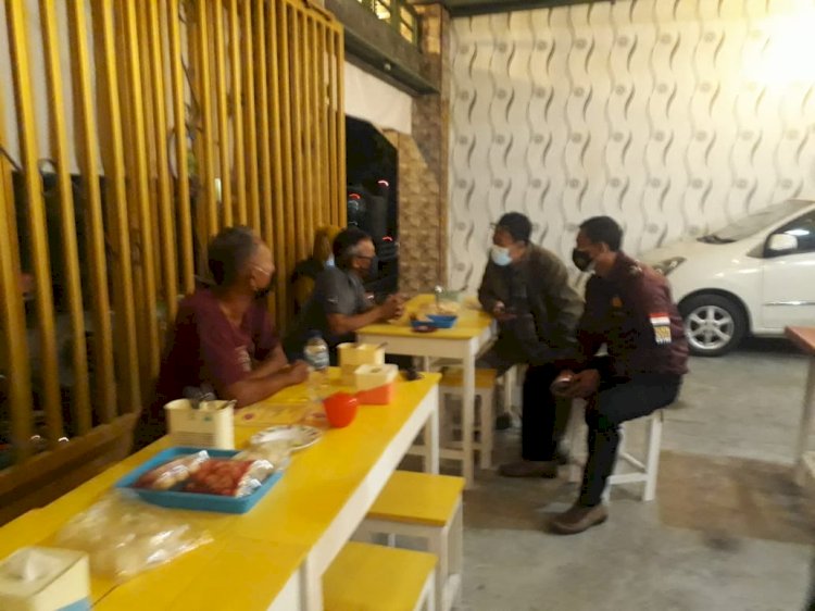 Tanggal 22 Juni 2021 malam sekitar jam 20 30 Camat Wonosari bersama Kapolsek (Forkompimcam) dan Kepala Desa Tegalgondo mendatangi Angkringan krn ada karaoke yg melebihi batas waktu. Karaoke tsbt sifatnya utk menarik pembeli dan pemilik sanggup utk mentaati ketentuan PPKM Mikro