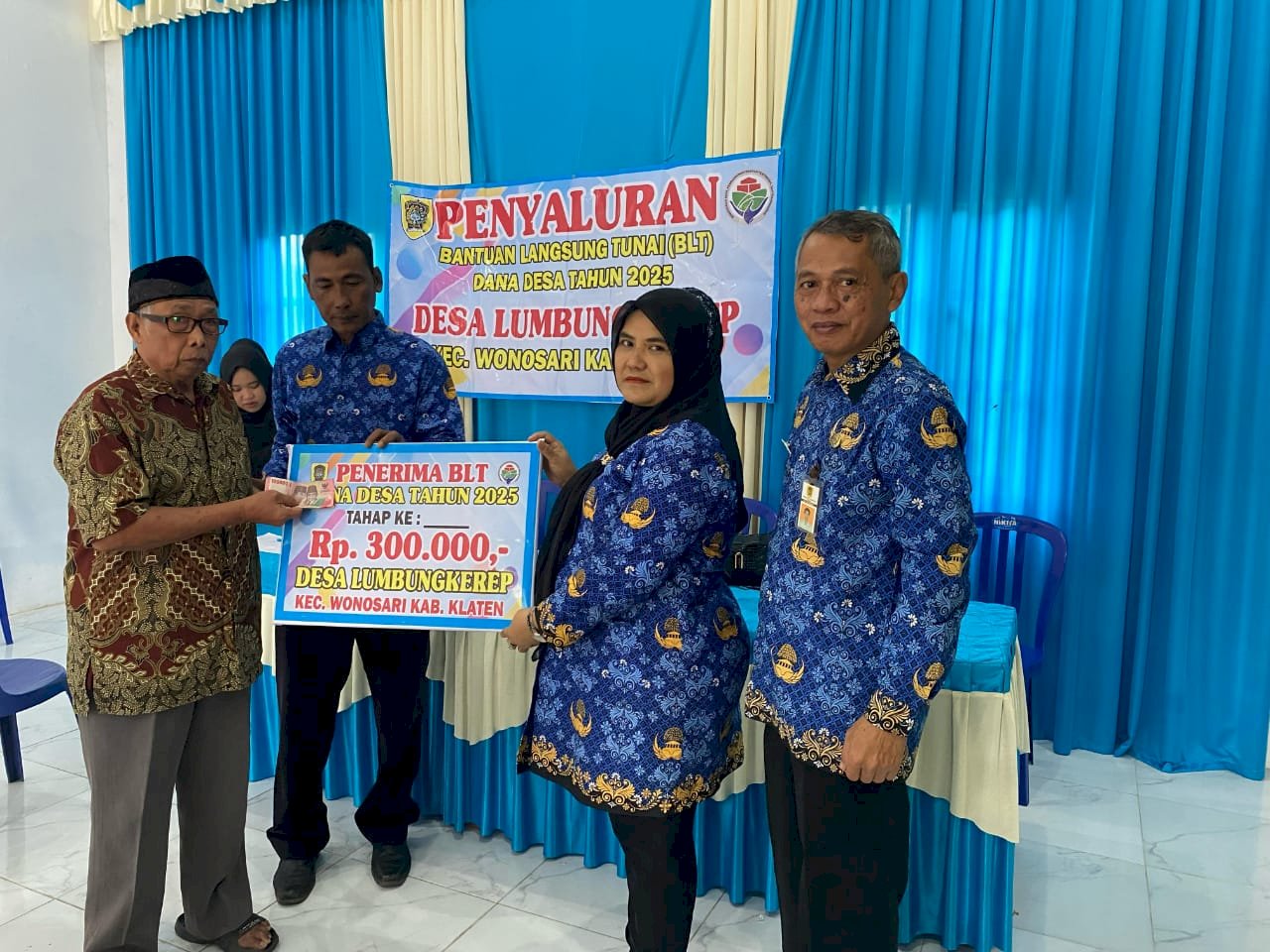 Camat Pantau Penyaluran BLT‑DD di Desa Lumbungkerep