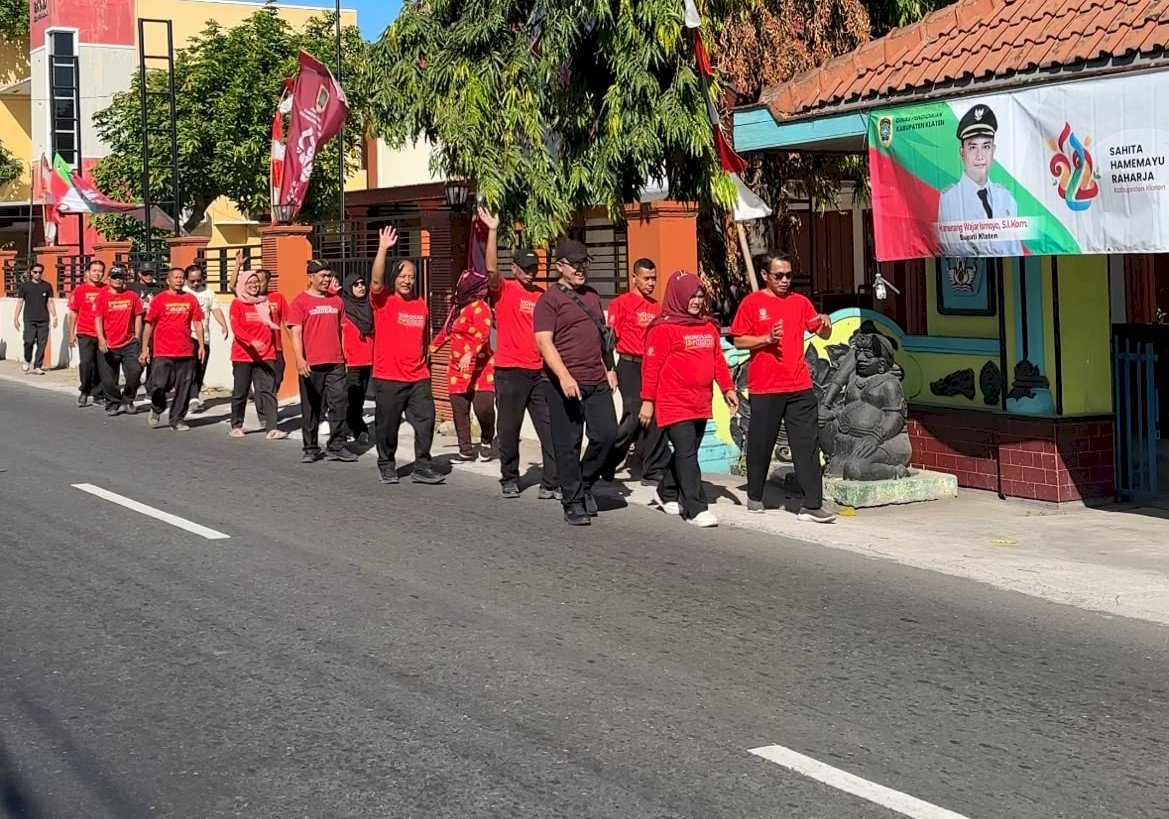 Pelaksanaan jalan bersama di Hari Jum'at agar tetap sehat dan semangat ( SALAM HANGAT)